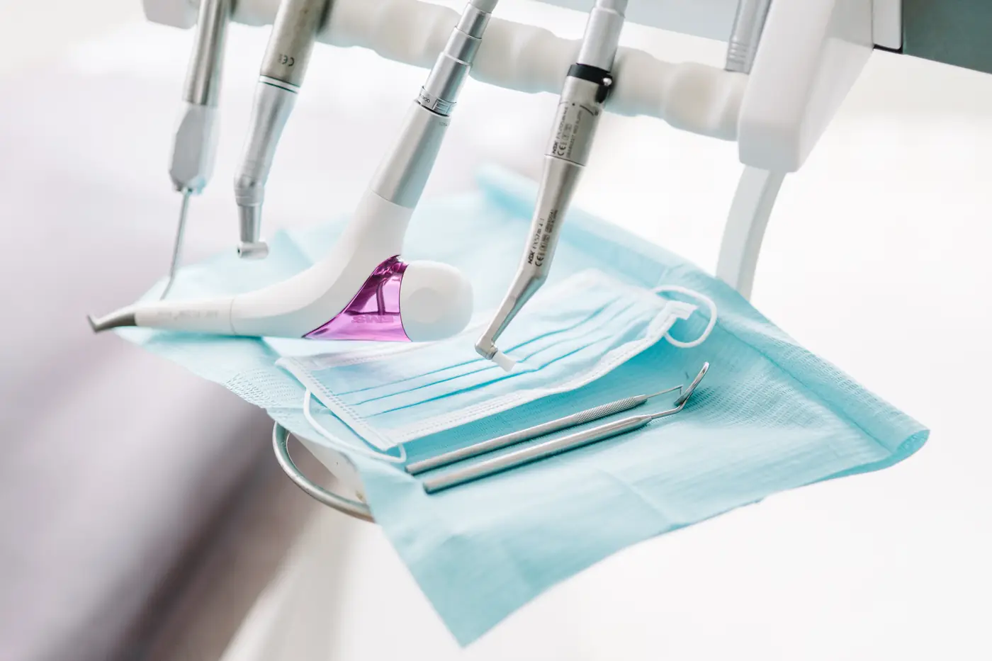 Odontologiniai antgaliai virš instrumentų padėklo